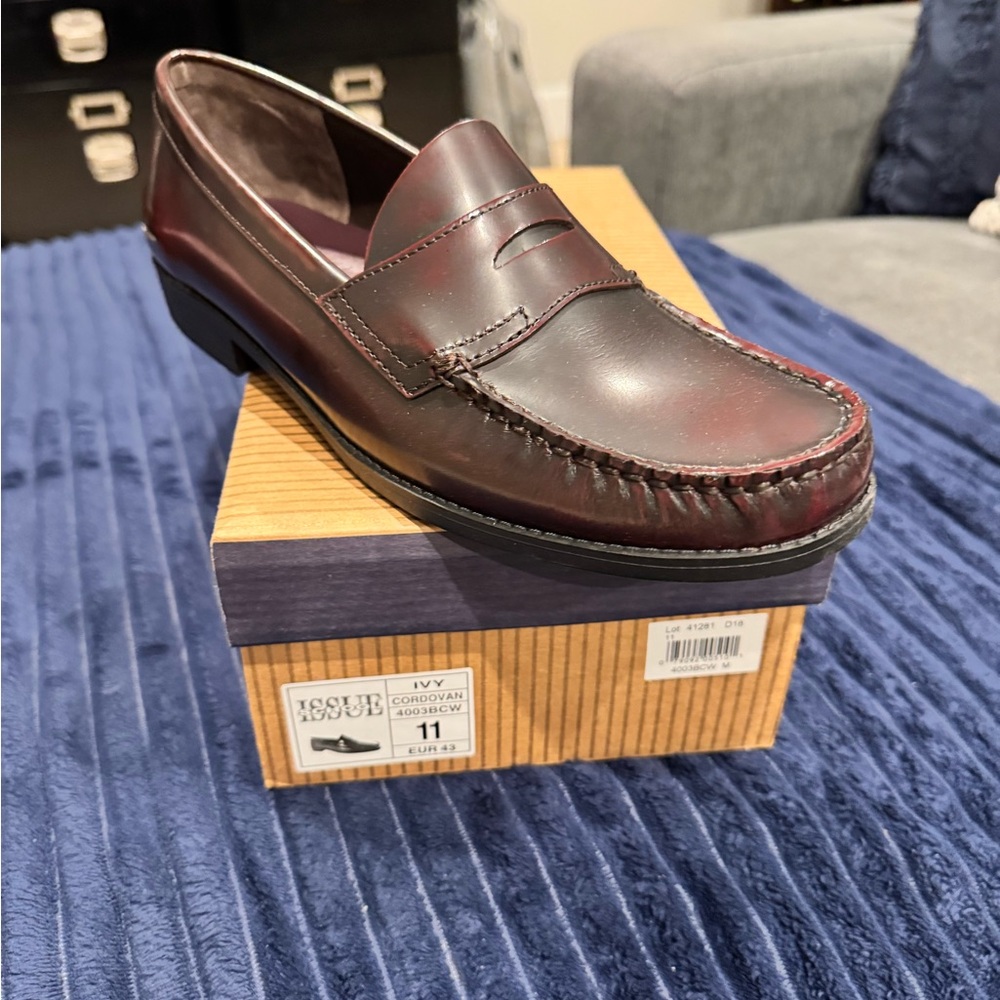 Elegant Women's Burgundy Loafers
